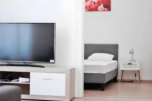 Top Central Rhapsody Residence - 4 rooms - Steps from Major Attractions