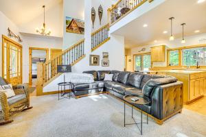 Cle Elum Lake Home with Hot Tub and Mountain Views