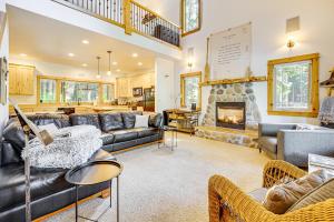 Cle Elum Lake Home with Hot Tub and Mountain Views