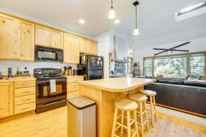 Cle Elum Lake Home with Hot Tub and Mountain Views