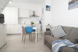 White, Villetta with pool img7