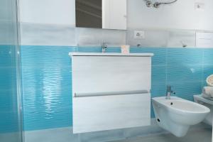 White, Villetta with pool img17