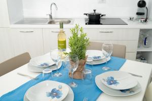 White, Villetta with pool img14