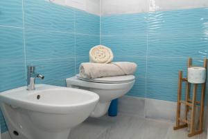 White, Villetta with pool img16