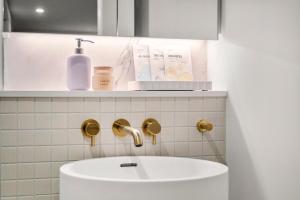 Cozy Box Hill Retreat with Gym, Cinema & Sky Garden