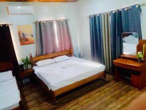 Chateau La Princesa rooms with cozy garden, billiard table & bar