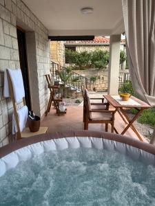 Coccolina, studio apartment with private hot tub, breathtaking views and free parking, bookableyear round, Also take a look at our flat Amor