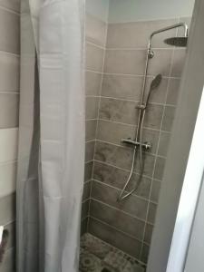 Sejours a la campagne Chez Marine et Justine : Chambre Double avec Salle de Bains Privative