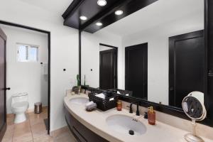 Stunning 2 BR with Ocean Views & Jacuzzi by the Beach