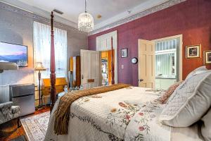 Free Parking & Private Bath Azalea Room in a Charming 1888 Victorian House