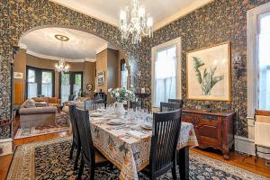 Free Parking & Private Bath Azalea Room in a Charming 1888 Victorian House