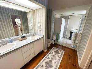 Free Parking & Private Bath Azalea Room in a Charming 1888 Victorian House