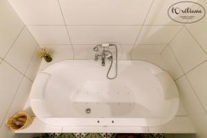 B&B / Chambres d'hotes CHAMBRES D'HOTES L'Oreliane en Provence Adults Only : photos des chambres