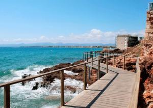 Reina Apartment 150m to Beach with Pool and Balcony near to PortAventura