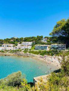 Reina Apartment 150m to Beach with Pool and Balcony near to PortAventura