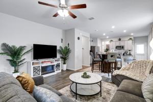 Stylish Hot Tub Retreat BBQ Yard Games WiFi Pets