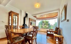 Espaço Gourmet, Lareira,Ar, Wifi, 02 Vagas Garagem - Proximo ao Centro