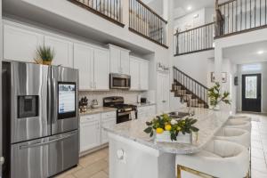 Luxury 4BRS-3Baths Home, King Bed & Private Gym