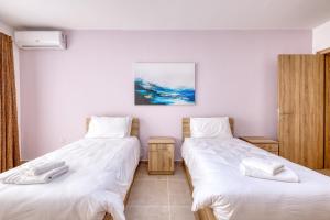 New! Spacious 4-Bedroom Duplex apt by SF Homes