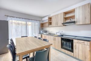 New! Spacious 4-Bedroom Duplex apt by SF Homes