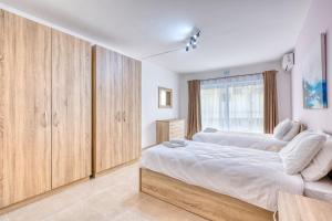 New! Spacious 4-Bedroom Duplex apt by SF Homes