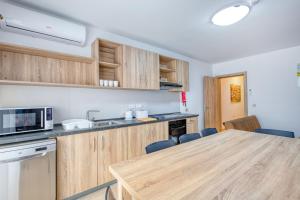 New! Spacious 4-Bedroom Duplex apt by SF Homes