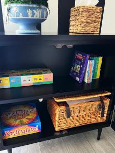 The Little Chinoiserie 2 bed house with large garden and only 7 min away from MK Central Rail station and City Centre