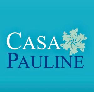 La casa de los árboles frente a la playa con alberca