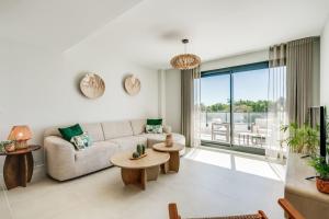 Ultimate Rentals - Stylish Apartment with Great Views in Aranya