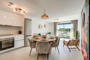 Ultimate Rentals - Stylish Apartment with Great Views in Aranya