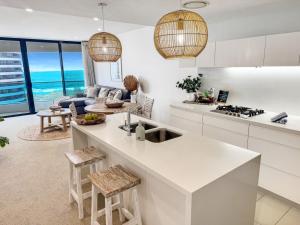 Stylish Coastal Retreat Oracle Tower 2 Level 15