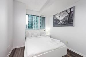 Chic 1BR Condo Lake and City Views plus Free Parking