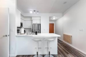 Chic 1BR Condo Lake and City Views plus Free Parking