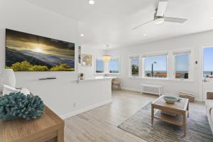 Penthouse Steps from Victoria Beach 180 degree ocean views