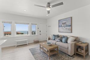 Penthouse Steps from Victoria Beach 180 degree ocean views