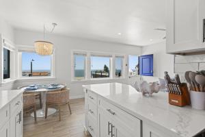 Penthouse Steps from Victoria Beach 180 degree ocean views