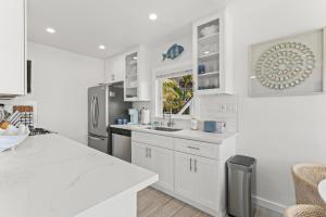 Penthouse Steps from Victoria Beach 180 degree ocean views