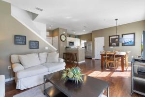 Outstanding 4 bdr near Disney 16108