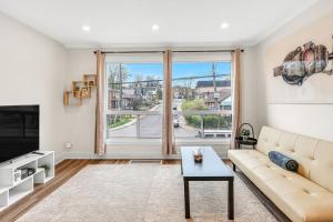 Cozy 2BR Home with Workspace Toronto Retreat