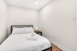 Cozy 2BR Home with Workspace Toronto Retreat