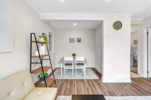 Cozy 2BR Home with Workspace Toronto Retreat