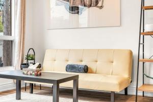 Cozy 2BR Home with Workspace Toronto Retreat
