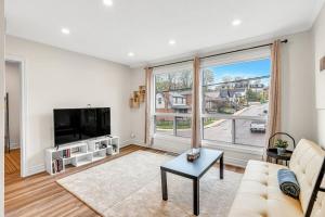 Cozy 2BR Home with Workspace Toronto Retreat
