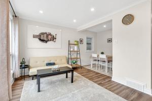 Cozy 2BR Home with Workspace Toronto Retreat