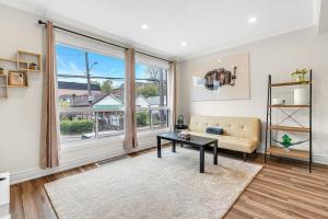 Cozy 2BR Home with Workspace Toronto Retreat