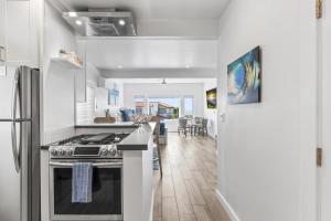 Ocean VIEWS Steps from Victoria Beach Lux Design