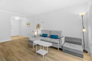Downtown 2BR plus Den Condo with Parking, Walk to Hotspots