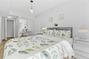 Downtown 2BR plus Den Condo with Parking, Walk to Hotspots