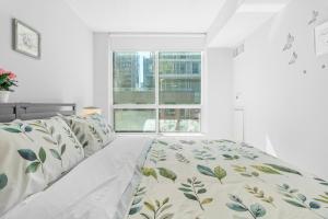 Downtown 2BR plus Den Condo with Parking, Walk to Hotspots