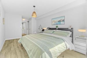 Downtown 2BR plus Den Condo with Parking, Walk to Hotspots